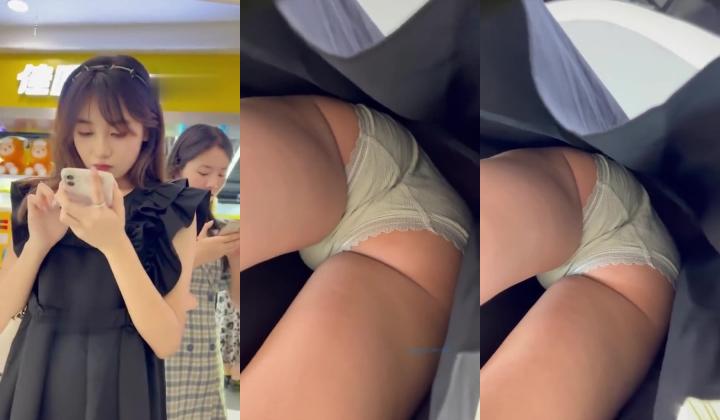 跟随抄底高颜值清纯美眉 蕾丝花边内内 屁屁很饱满性感