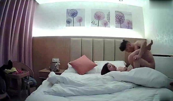 《红视REC》酒店摄像头偷拍红内裤哥和少妇开房洗完澡电吹风吹逼逼连续干两次