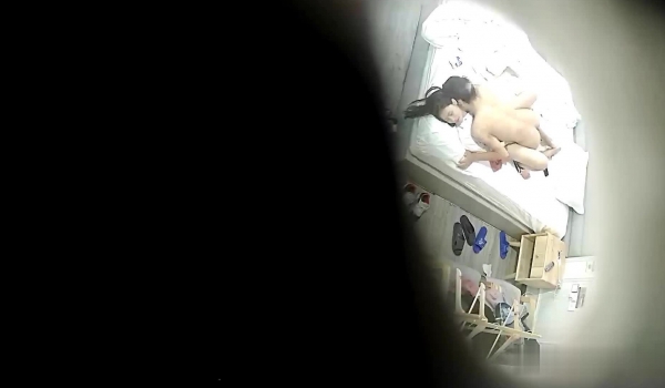 乐橙酒店商务白床房偷拍 ️年轻帅哥美女白天开房。妹子穿着JK制服被干