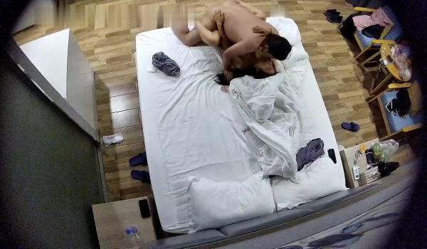 安防酒店高清偷拍 ️胖哥和少妇情人偷情月经还没走干净把床都给弄脏了