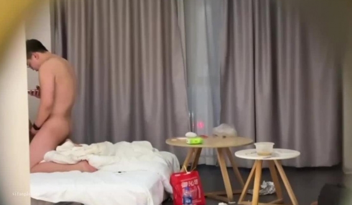电竞酒店服务员隔门偷拍眼镜男把明星颜值靓妹抱起来站着操