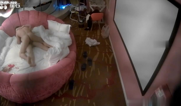 【萤石云摄像头】偷情女被暴力肛交 灌酒 操哭了19V，晚上吃夜宵时被强制按床上灌酒，大叫 哭了