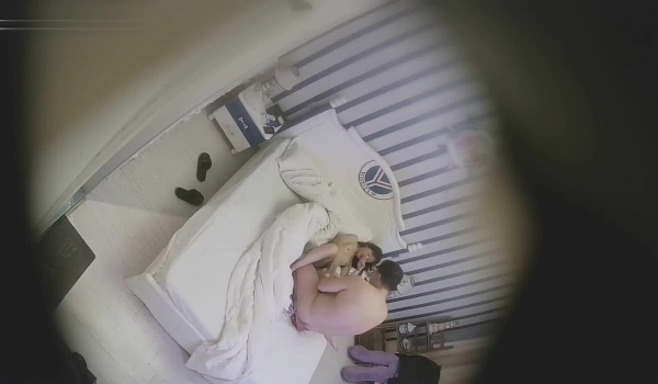 乐橙云热门船长房几乎天天都有约炮的青年男女中年大叔像是包养大学生进屋衣服还没脱就开始抠