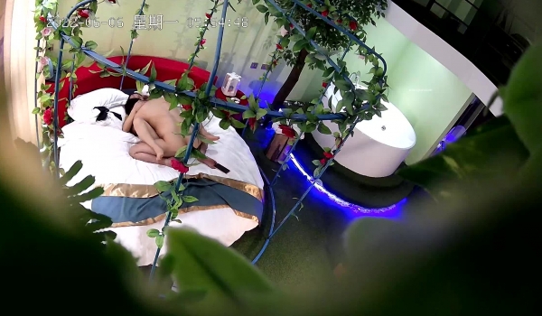 ️360酒店 ️按摩浴缸~情趣摇床各种姿势狂啪~操死我吧