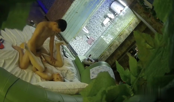 流出乐橙酒店 ️精品绿叶房高清偷拍模特身材美女和男友道具助兴六九互舔~狂插逼逼妹子大声尖叫