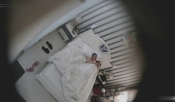 乐橙云热门船长房几乎天天都有约炮的青年男女中年大叔像是包养大学生进屋衣服还没脱就开始抠