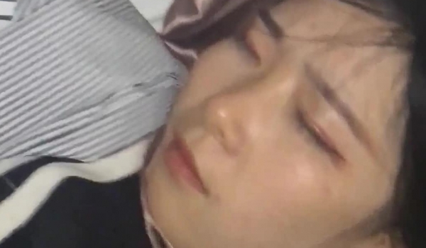 【MJ资源】美女被轮流操多次 最后射了一脸 有轻微反应 对话有意思 完美露脸