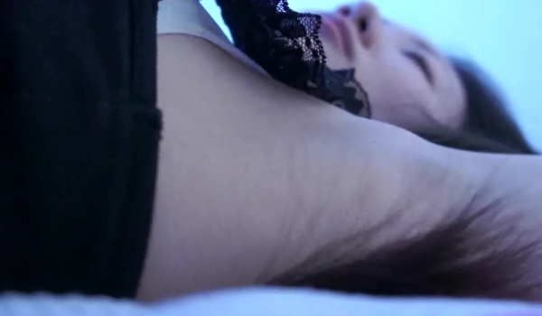 长发女白领被猥琐男套路晕倒扒光各种玩弄阴毛性感啪啪啪没搞几下就射了