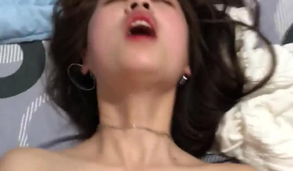 《百度云泄密》单位聚餐小伙灌醉刚刚参加工作的美女同事 带回出租屋各种姿势啪啪
