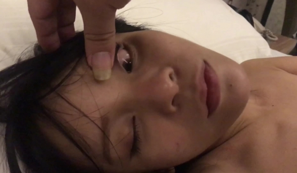 银行小姐姐为拉大客户被套路灌醉被干用过的避孕套放嘴上精子灌嘴里
