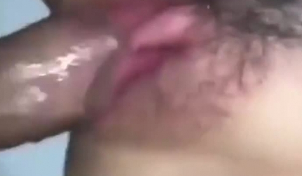漂亮少妇 我射脸上你拍过来 被两哥们MJ了 无套输出 射了一脸 有轻微反应