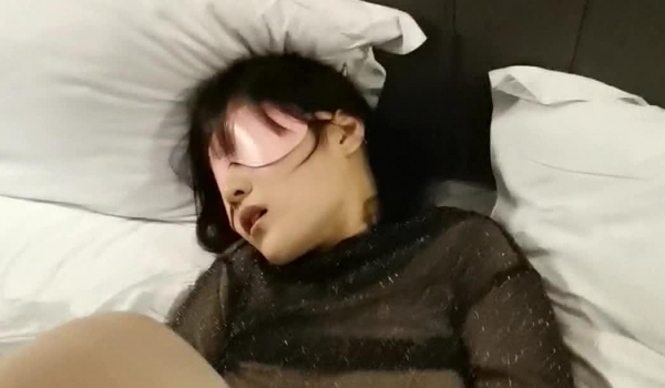 【今日推荐】18岁女友醉酒瘫软在床被男友迷操暴插 白丝肉丝情趣内衣 迷迷煳煳的呻吟和娇喘