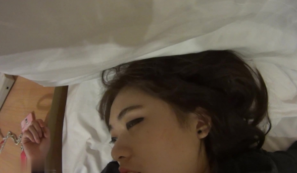 猥琐摄影师迷翻兼职的美少女模特趴光了各种玩完整版