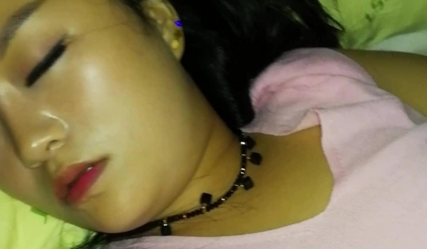下药迷翻单位新来的美女实习生 ️穿上肉丝好好玩她的小嫩B