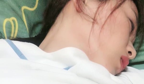 【国产真实灌醉mj】微信附近人勾搭的刚毕业学生妹，深夜喝得烂醉如泥，带回家玩弄粉嫩胴体啪啪
