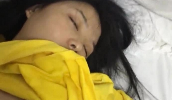 觊觎已久的邻家小妹这次终于逮到机会下药迷翻各种姿势玩她的小嫩鲍