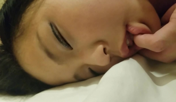清纯可爱小美女被灌醉后随意玩弄,香烟插B全身自由落体脚趾插嘴颜射