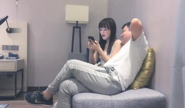 太子探花极品约了个气质高颜值牛仔裤妹子啪啪，情趣装黑丝扣逼69口交后入大力猛操