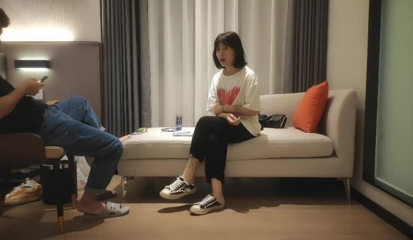 专搞阿姨 极品大学生斯文嫩妹戴个眼镜斯斯文文刚下海约到就是赚到