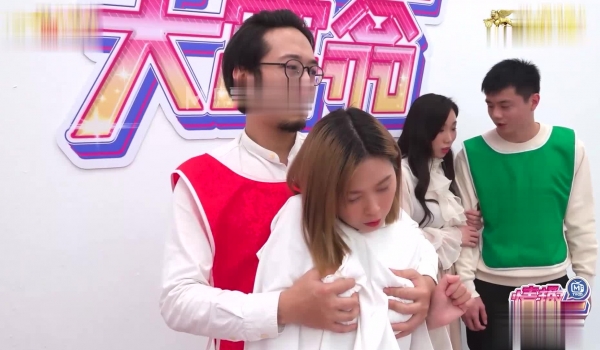 MTVQ16-EP1情趣大富翁-尺度全开父女挑逗按摩