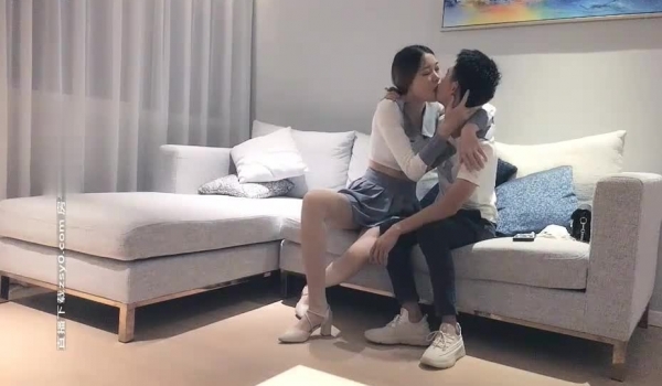 探花 小哥网约170CM大长腿骚女，主动舌吻摸摸搞搞，掰开小穴一顿舔，沙发上操骑坐抽插，张开双腿