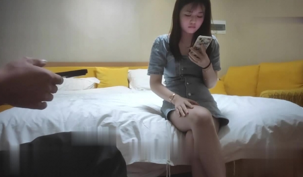 杏吧李白 约操快满18的超甜学生妹，妹子如此良家相当腼腆