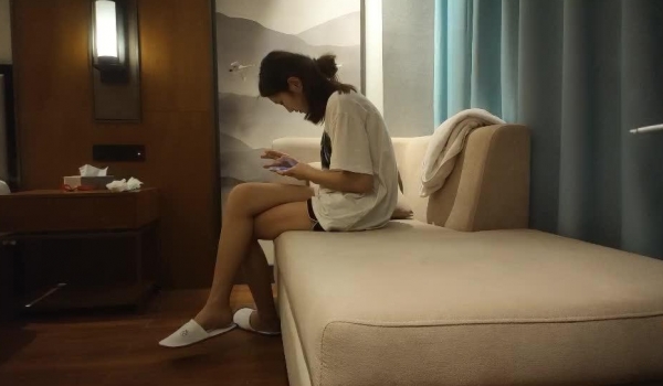 【秘密的咪咪】，首场探花，重金约大圈头牌小仙女，神似刘浩存，近景舔逼抠穴狂插