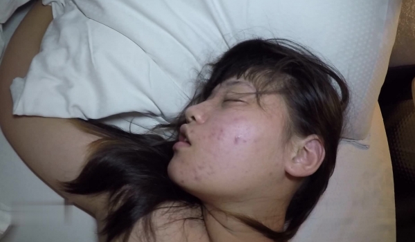 00后美女参加同学聚会被下药迷翻 遭猥琐男强奸