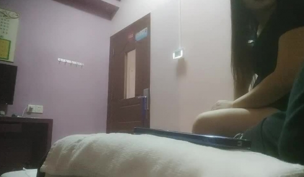 横扫街头炮王佳作，完整版未流出，【老王探花】，红灯区的王者，各种忽悠套路，就算不配合，也要偷偷摸