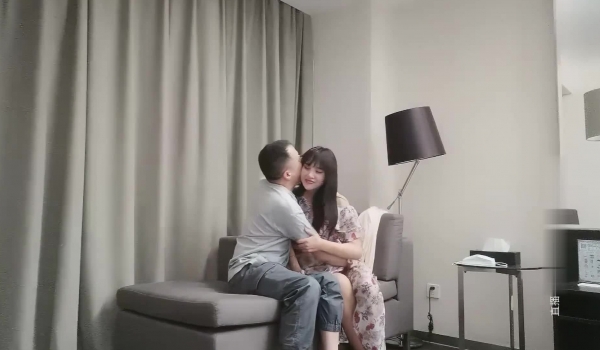 大叔网约170CM极品颜值大长腿美妞，坚挺白嫩奶子，身材很棒，埋头舔逼吸吮舔屌，抱着肥臀后入打哼