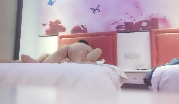 【豆芽高手探花】老色批约正在打王者的妹子出来 长腿粉胸翘臀 黑森林特写极致诱惑 后入骚穴一脸享受