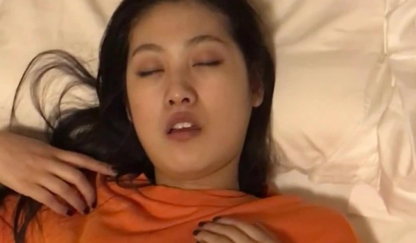 高颜值极品美眉被套路迷晕各种迷玩啪啪