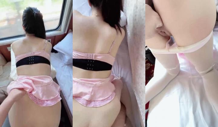 会喷水亲姐姐 陪姐姐去外地看她孩子穿情趣装坐火车卧铺上操逼刺激到飞起