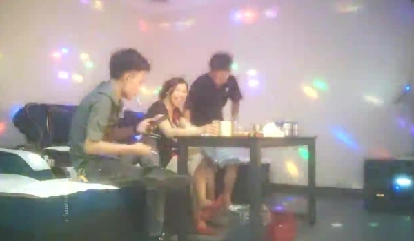 梦幻联动，人气夫妻交换，【换妻极品探花】，楼梯口口爆，四人淫乱互插，妮子这个少妇极品，必须支持