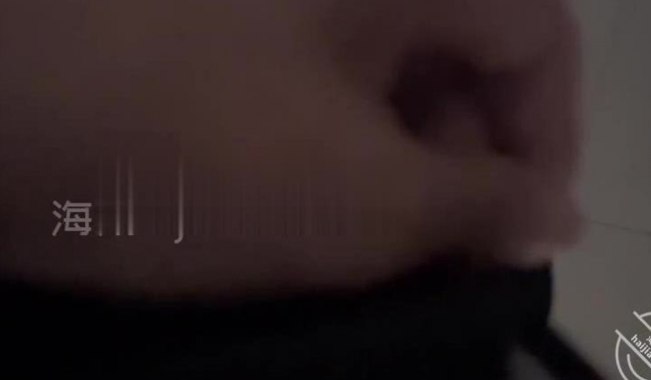 海角社区色女老鼠舔猫咪勾引哥哥乱伦趁爸妈还没下班，在沙发上无套强奸哥哥肏死这条小公狗！