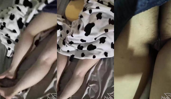 海角大神乱伦合集【亲妹妹的期待】趁妹妹睡觉再次潜入她的闺房她好像知道我在摸她