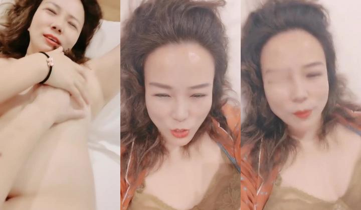 乱伦，真实母子，【和妈妈做爱】，多场儿子和妈妈啪啪，美艳熟女白嫩肉体，挑起小伙无限的欲望，淫水不