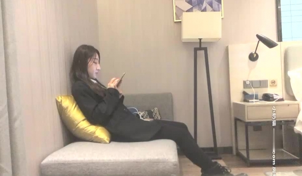 黑色外套性感气质长发美女沙发上被小哥玩逼口交后脱光衣服洗完澡尽情释放淫欲,各种体位狠狠狂插,欲死