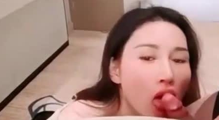 极品小姨子勾引姐夫 姐夫一边跟姐姐电话一边被口 爽的不得了