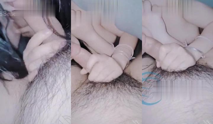 最强 ️乱伦鬼父 海角老淫 新作萝莉闺女主动侍奉 被窝里深情吃着肉棒 精致俏脸微露美人胚 爆肏激