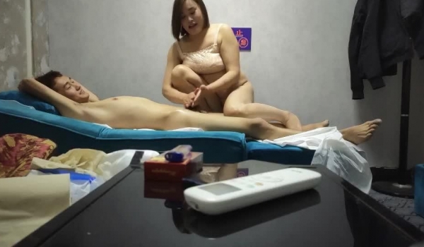 新片速递真实偷拍《城中村养生馆》老板娘诱惑来店里按摩的客人免费给他们做性服务，貌似被年轻小哥无套
