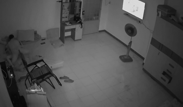 【全网推荐】黑客破解家庭网络摄像头监控偷拍 男子面对美娇妻欲求不满 一个月干了9次 精彩资源值得