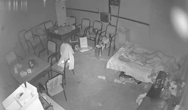 《家庭摄像头破解》不同场景偷窥多位夫妻各种姿势啪啪啪