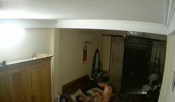 黑客破解家庭网络摄像头偷拍 ️媳妇看黄视频浑身欲火来大姨妈了穿着性感情趣内衣勾引老公干她
