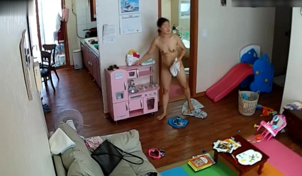 家庭摄像头破解TP有孩子的居家少妇光着腚客厅熘达洗完澡全裸出浴还扒开阴毛浓密的逼检查一下