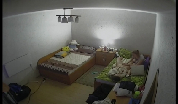 【稀缺 ️破解摄像头】猎奇资源之家庭摄像头惨遭破解 众女同拉拉亲密私拍甄选 原来女人之间玩的也挺