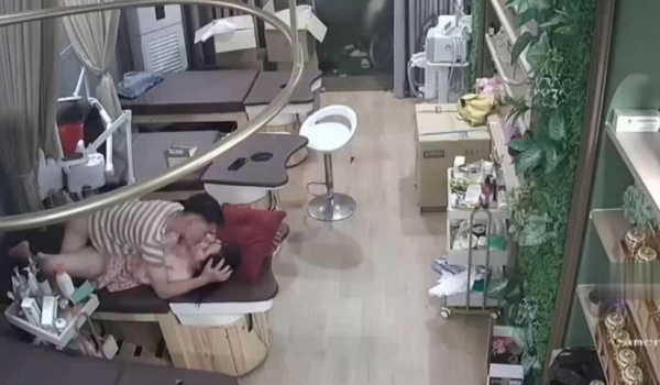 美容院老板娘脚受伤期间都不能好好休养 非常不情愿被无情输入！