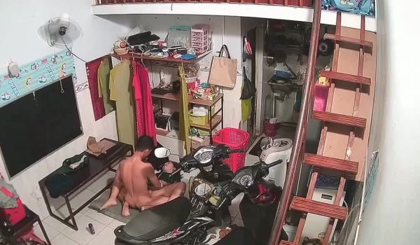 黑客破解家庭网络摄像头偷拍 ️住阁楼的夫妻把孩子安顿好在客厅地板啪啪老哥勇猛连续干两炮