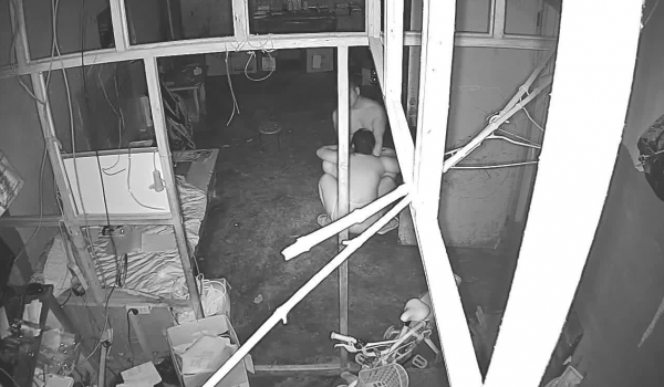 《家庭摄像头破解》不同场景偷窥多位夫妻各种姿势啪啪啪
