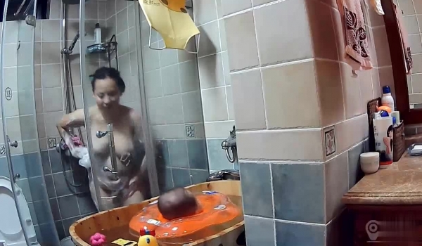 【360水滴居家系列无水印】-稀缺家庭摄像头偷窥第六部-换衣洗澡啪啪各种裸体记录贵在真实720P